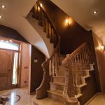 Magnifique escalier travaillé dans la masse.
